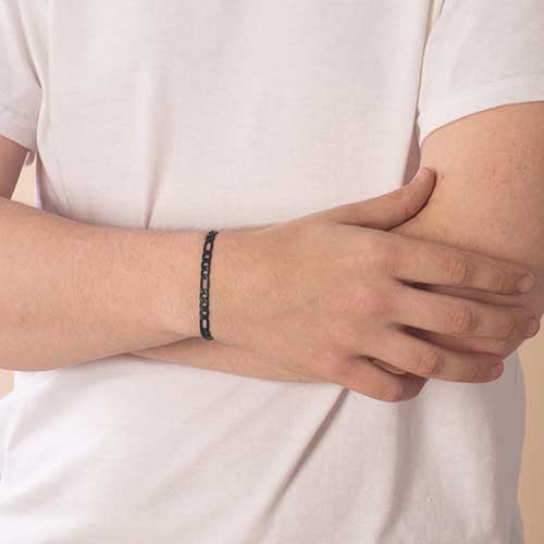 Man wearing small sandblasted black figaro chain.