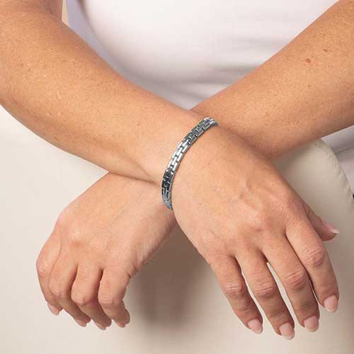 Woman wearing Silver tone, stainless steel Gate Link Chain bracelet.