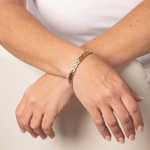 Person wearing Rose gold tone, stainless steel Gate Link Chain bracelet.